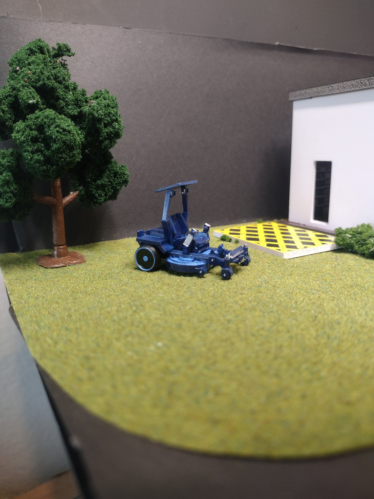 164 scale 0° lawn mower