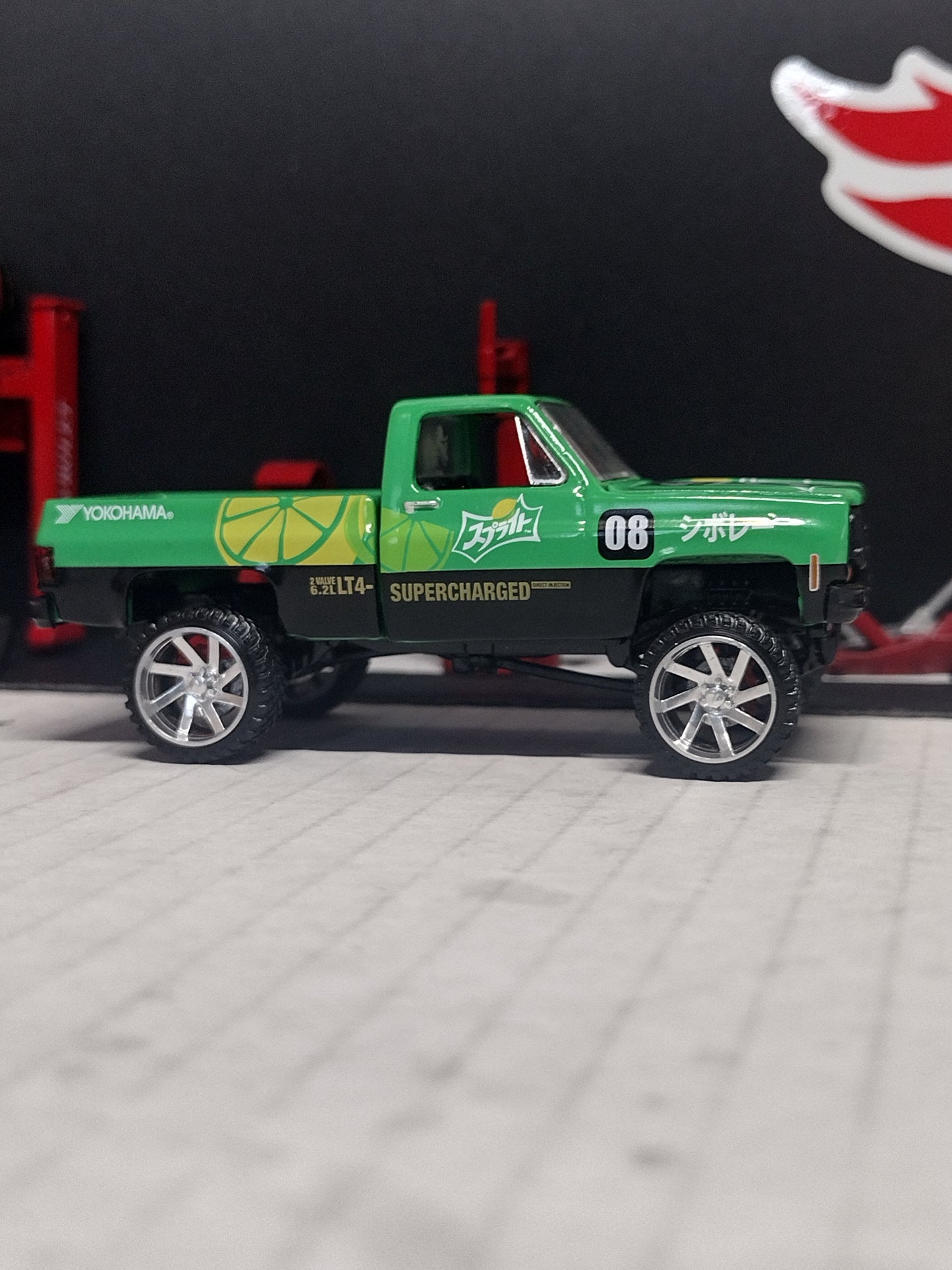 26" off-road D8